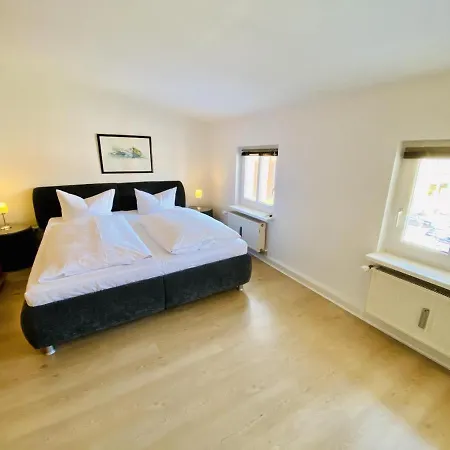 Mond, Am Warnemuender Kirchenplatz * 罗斯托克