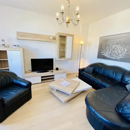 Mond, Am Warnemuender Kirchenplatz *